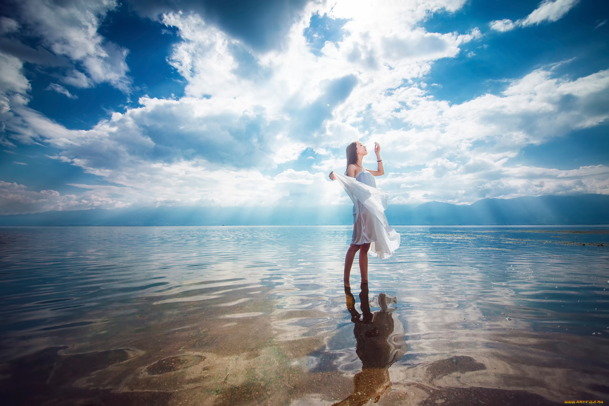 Я шагаю по облакам. Девушка-море. Девушка на берегу моря. Фотосессия на море. Счастье у моря.
